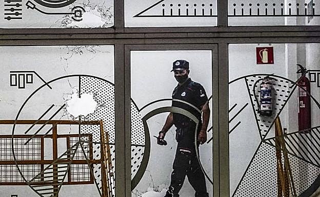 Alumnos a las afueras de la Facultad de Ciencias de la UPV en Leioa tras ser desalojada. 