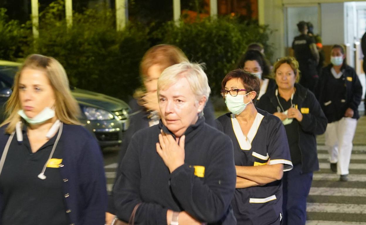 Los estudiantes fueron desalojados del edificio ante la alerta. 
