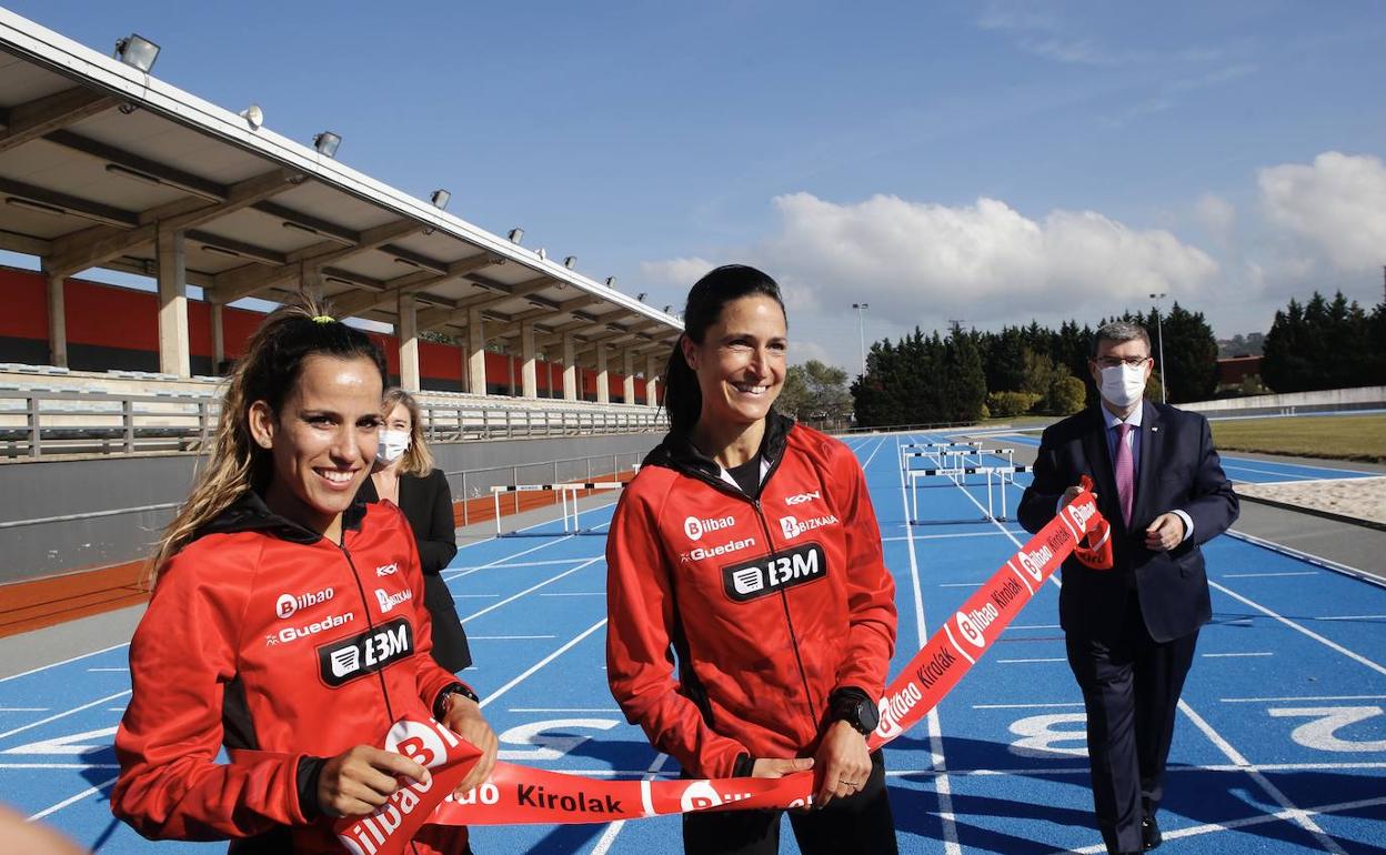 Responsables del Bilbao Atletismo Santutxu inauguran junto al alcalde Aburto las instalaciones.