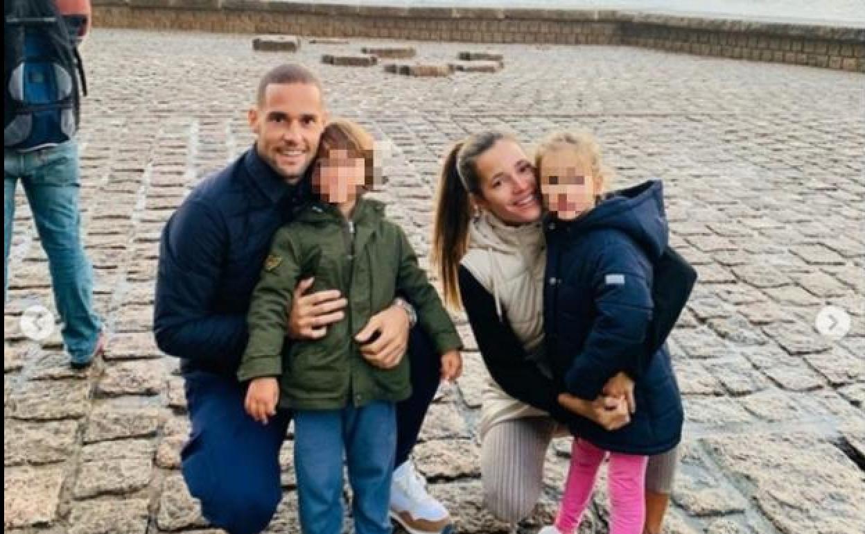 Mario Suárez y Malena Costa posan en el Peine del Viento de San Sebastián en compañía de sus hijos Matilda y Mario 