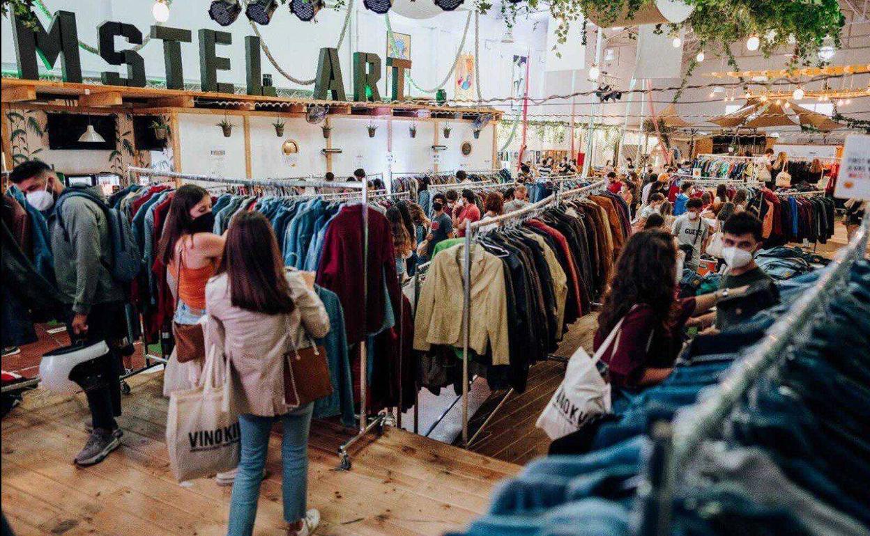 Tienda efímera de ropa 'vintage' en El mayor 'market' de ropa 'vintage' por kilo de vuelve a Bilbao | El Correo