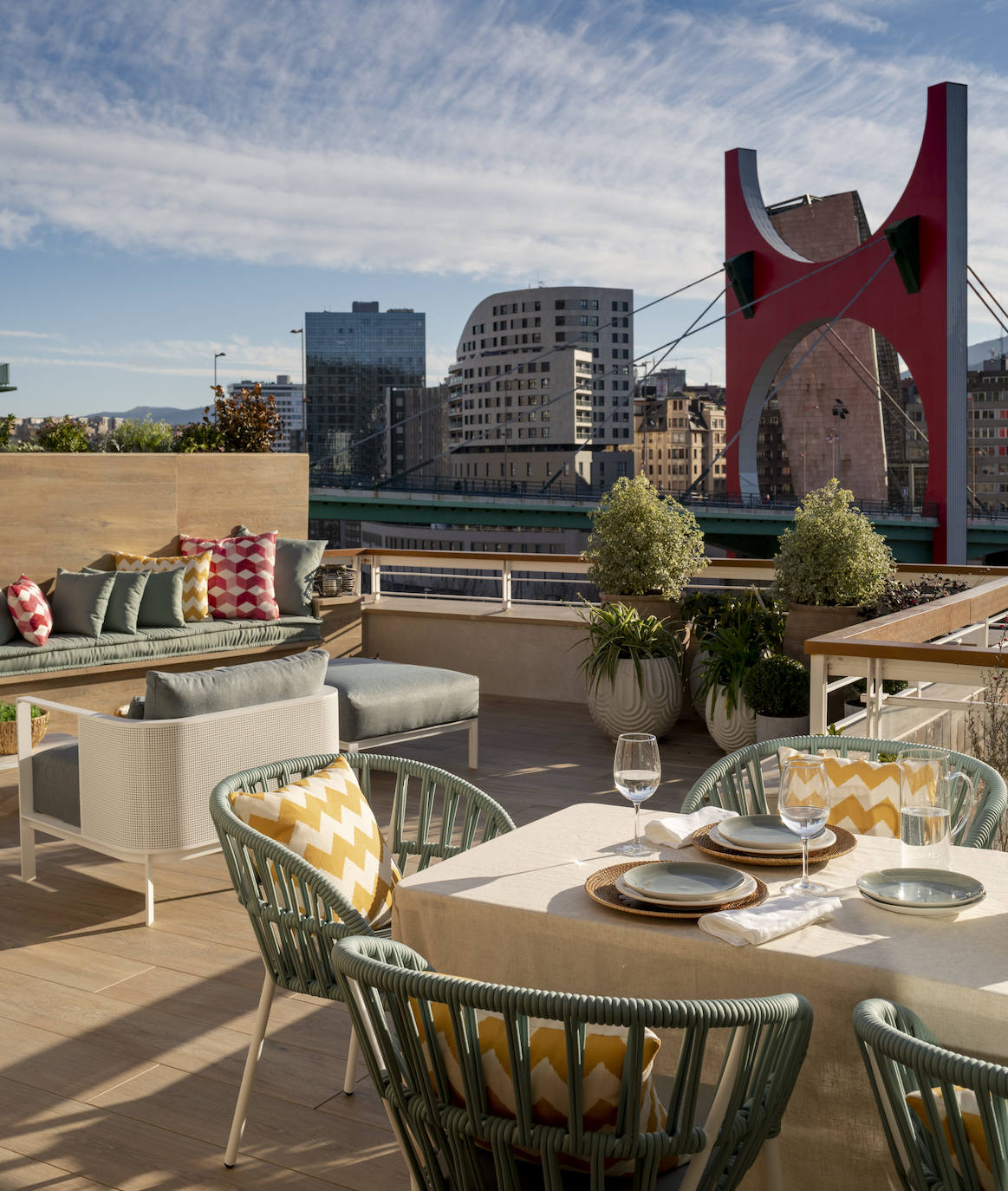 Fotos: Un espectacular dúplex con vistas al Guggenheim y salón al aire libre: así transformaron dos pisos antiguos