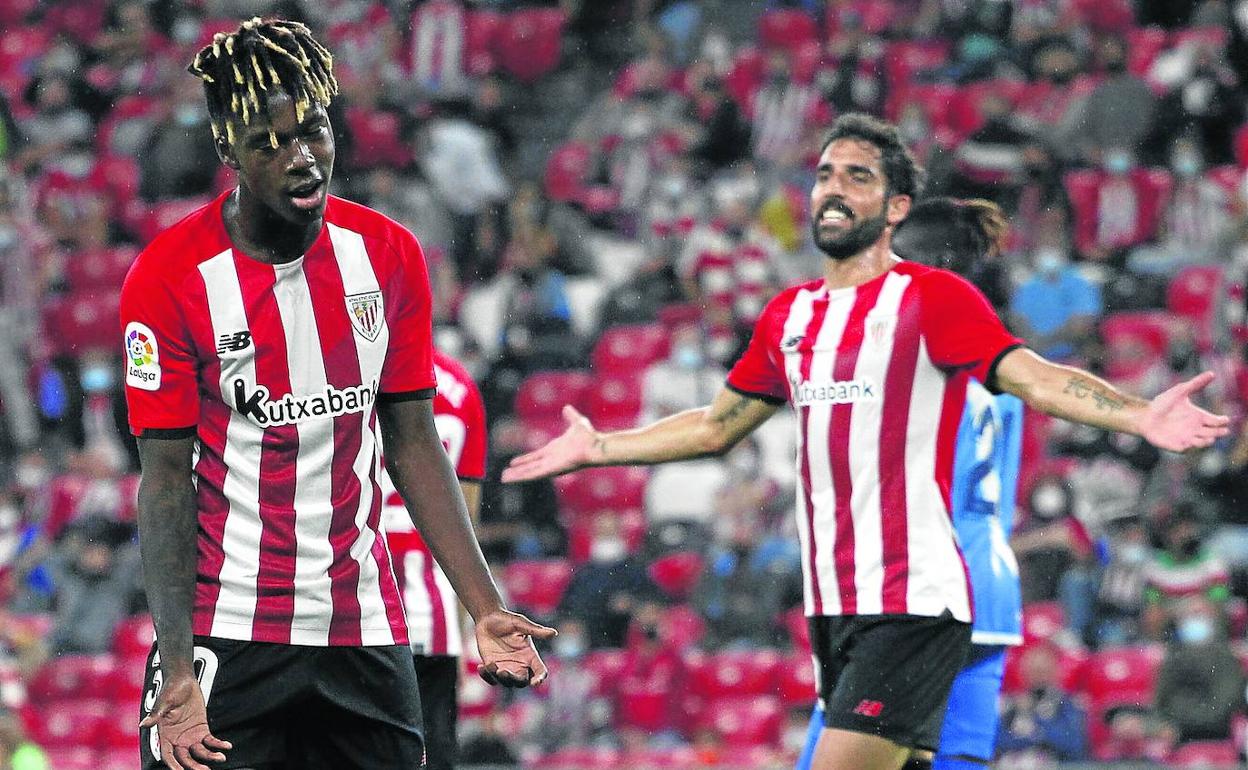 Nico Williams y Raúl García lamentan una acción en el partido contra el Rayo. 