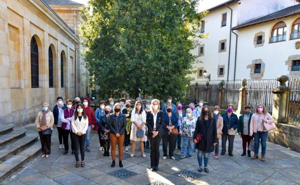 Foto de familia de las mujeres rurales que ayer participaron en la jornada presidida por la presidenta de las Juntas Generales, Ana Otadui (en el centro) en Gernika. 