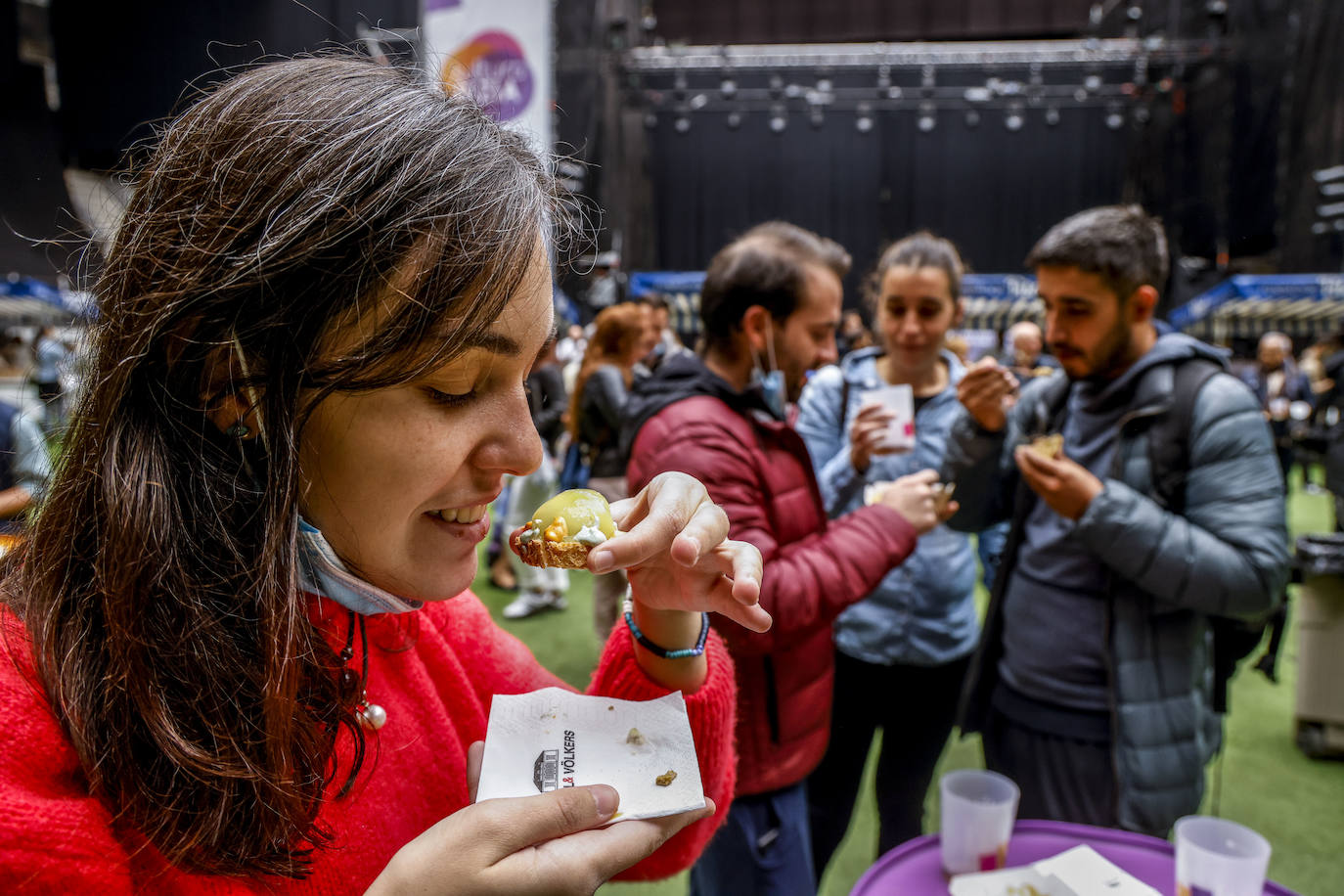 Amaya, en primer plano, y sus amigos Gorka, Garazi y Roberto degustan algunos de los pintxos en el Iradier Arena.