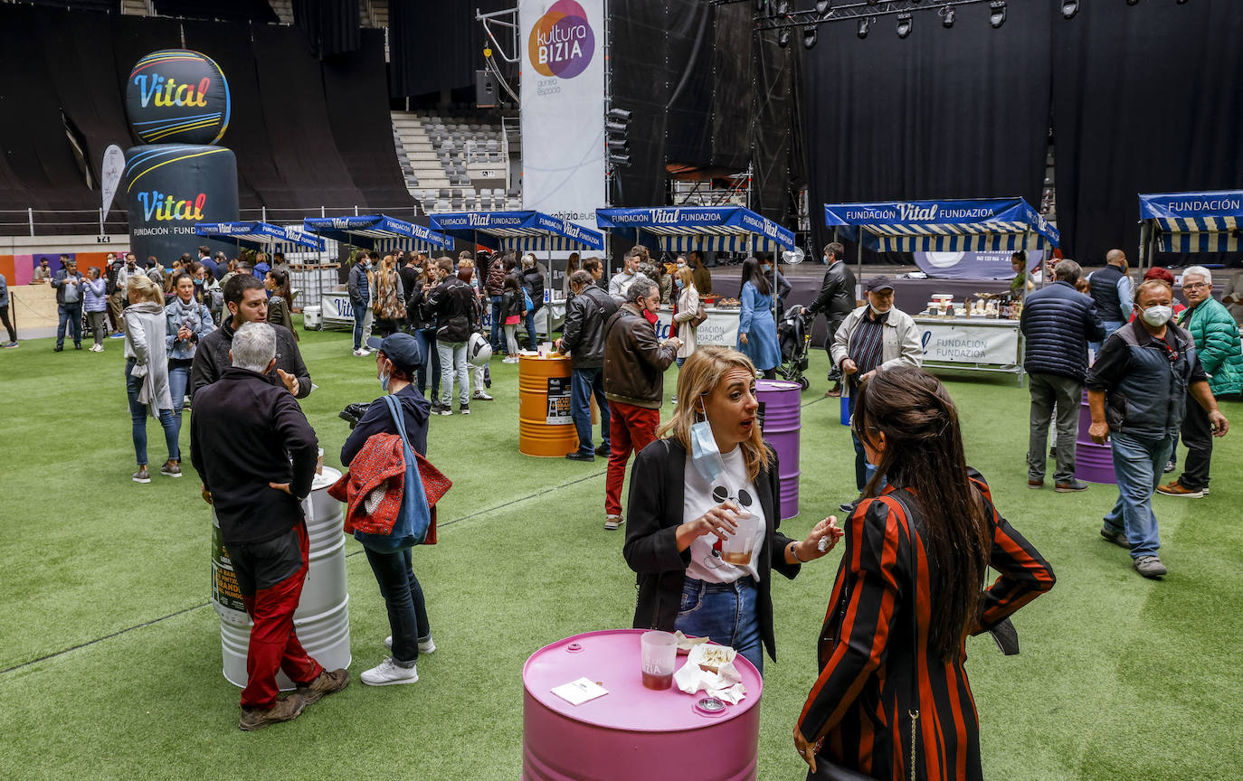 Vitorianos y turistas cataron los mejores pintxos de una veintena de establecimientos.