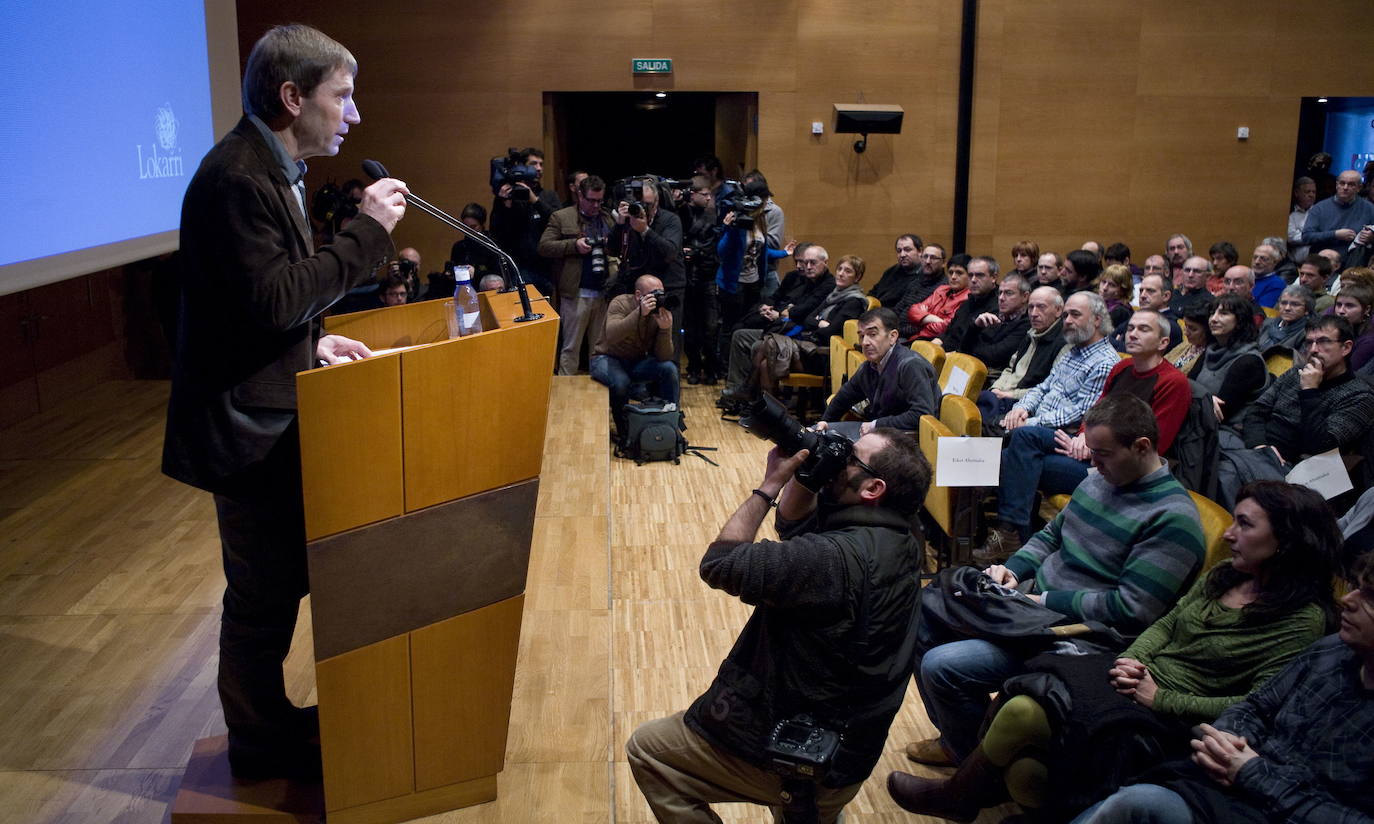 7-2-2011: La izquierda abertzale presenta Sortu y por primera vez rechaza de forma oficial todas las violencias, incluida la de ETA. El acto se realiza en el Palacio Euskalduna. Intervienen dos de sus principales pesos pesados: Iñigo Iruin, encargado de elaborar los estatutos de la nueva marca con la que se pretendía recuperar la legalidad, y Rufi Etxeberria, el hombre fuerte de la izquierda abertzale. Es el preludio de lo que vendría después.