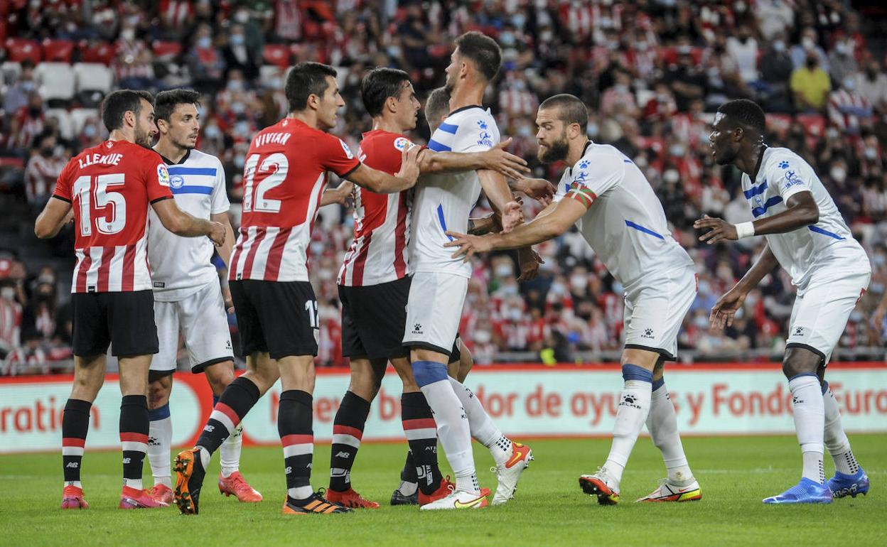 Ximo, Miazga, Laguardia y Loum, en una jugada de estrategia ante el Athletic. 