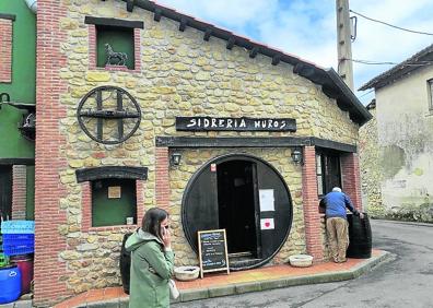 Imagen secundaria 1 - 1. El ingeniero Ortiz de Zárate junto al actor Adolfo Fernández. 2. La sidrería donde se descubre la supuesta infidelidad. 3. Tres periodistas de EL CORREO visitan la escena del crimen.