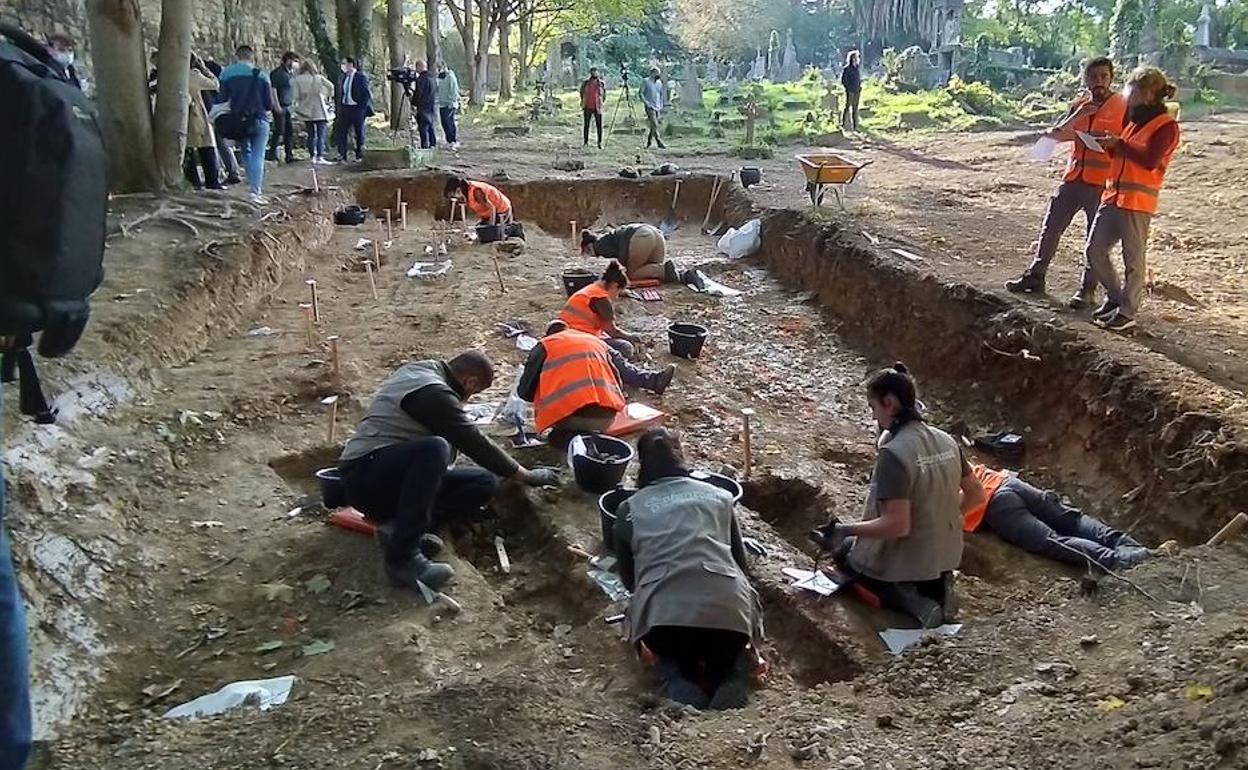 El equipo de Aranzadi está excavando una parte del recinto que estaba destinada a acoger sepulturas infantiles.