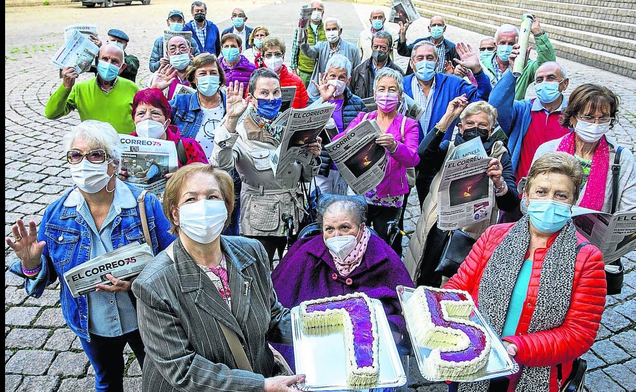 Una treintena de alaveses nacidos en 1946, como EL CORREO, celebran el 75 aniversario del periódico con una tarta elaborada por Sosoaga.