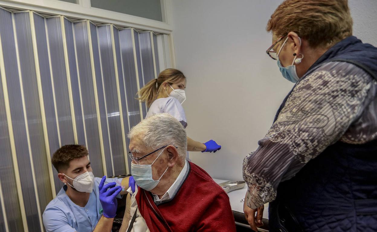 Miguel Bermejo deberá aún esperar unos d ías hasta poder ponerse la tercera dosis la vacuna anticovid. 