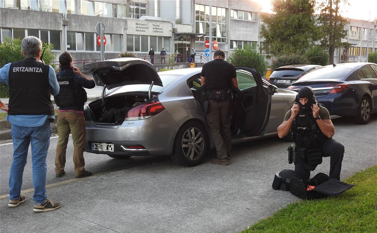 Agentes de la Unidad de Intervención se preparan para la búsqueda del sospechoso del tiroteo en el campus de Leioa. 