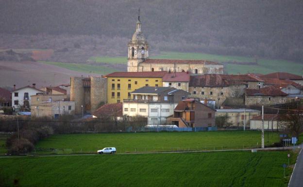 La torre de la iglesia domina Peñacerrada.