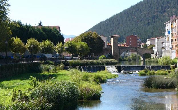 El Cadagua, a su paso por Balmaseda.