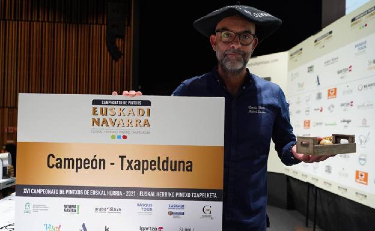 Mitxel Suárez posa con la creación con la que ha ganado el premio de mejor pintxo de Euskadi y Navarra. 