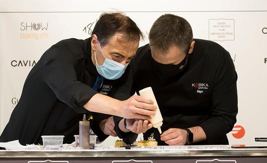 Koldo e Iñigo Kortabitarte (Kobika), preparan su pintxo.