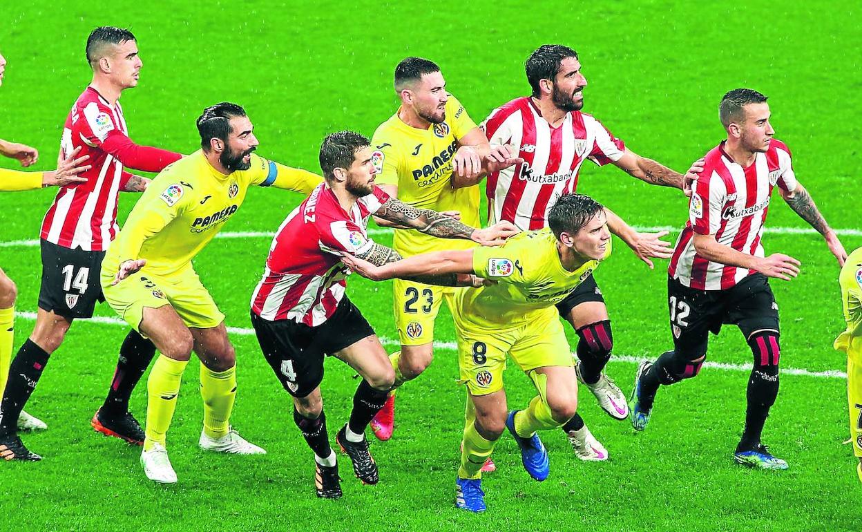 Jugadores del Athletic y el Villarreal, la pasada campaña en febrero en San Mamés. 