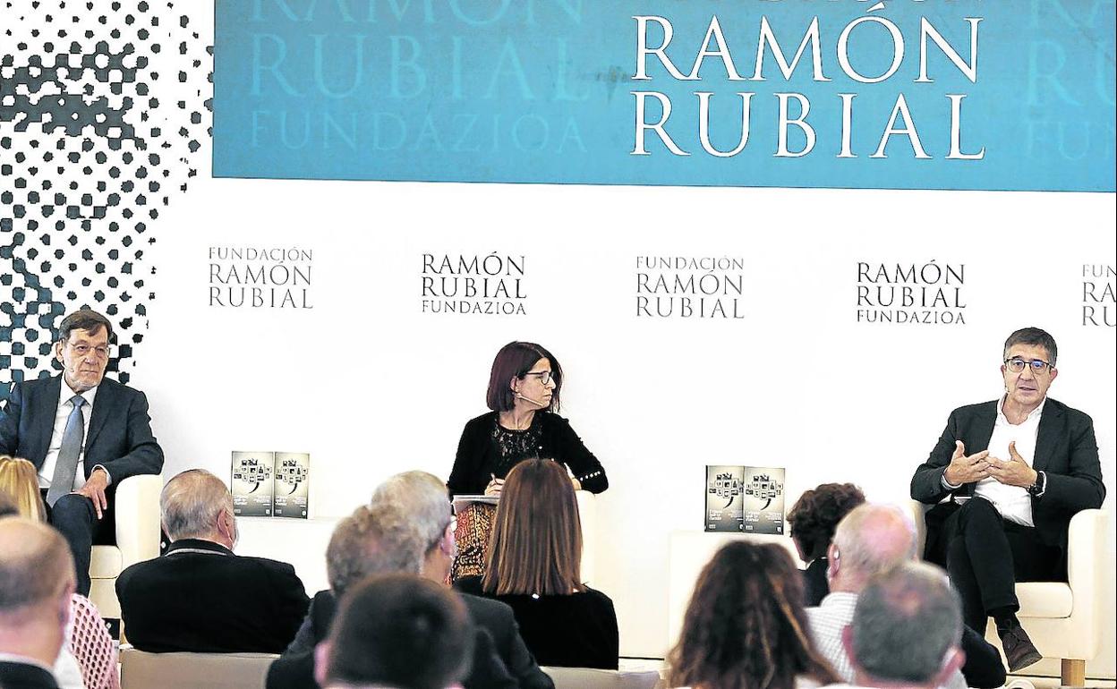 El expresidente del TSJPV Juan Luis Ibarra, la periodista Lourdes Pérez y el exlehendakari Patxi López, en la presentación del libro. 