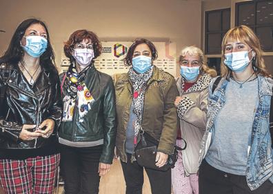 Imagen secundaria 1 - Eduardo Mozo de Rosales, María Goti, Gregorio Rojo, Zuriñe Ortiz de Latierro y Daniel Solana. | Abajo a la derecha, Raquel Castro, Raquel Celemín, Nuria Fernández, Edurne Campo e Isabel Marrón. A la izquierda, Víctor Badorrey y Jesús Herrero..