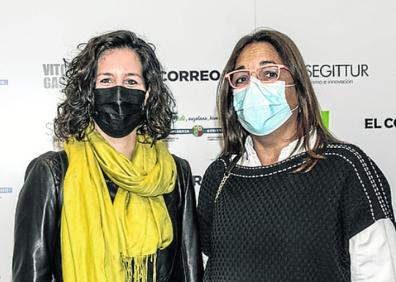 Imagen secundaria 1 - Arriba, alumnos y alumnas de Primero de Turismo del Instituto Francisco de Vitoria. Abajo, Nahikari Alonso y Elena Martín.