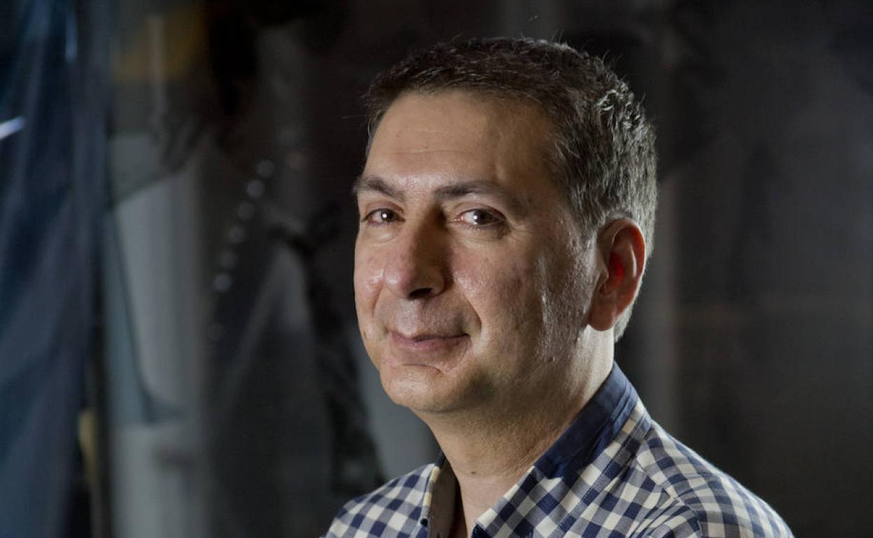 El periodista vitoriano Eduardo Álvarez novela la historia del infante que escandalizó a la corte de Alfonso XIII. 