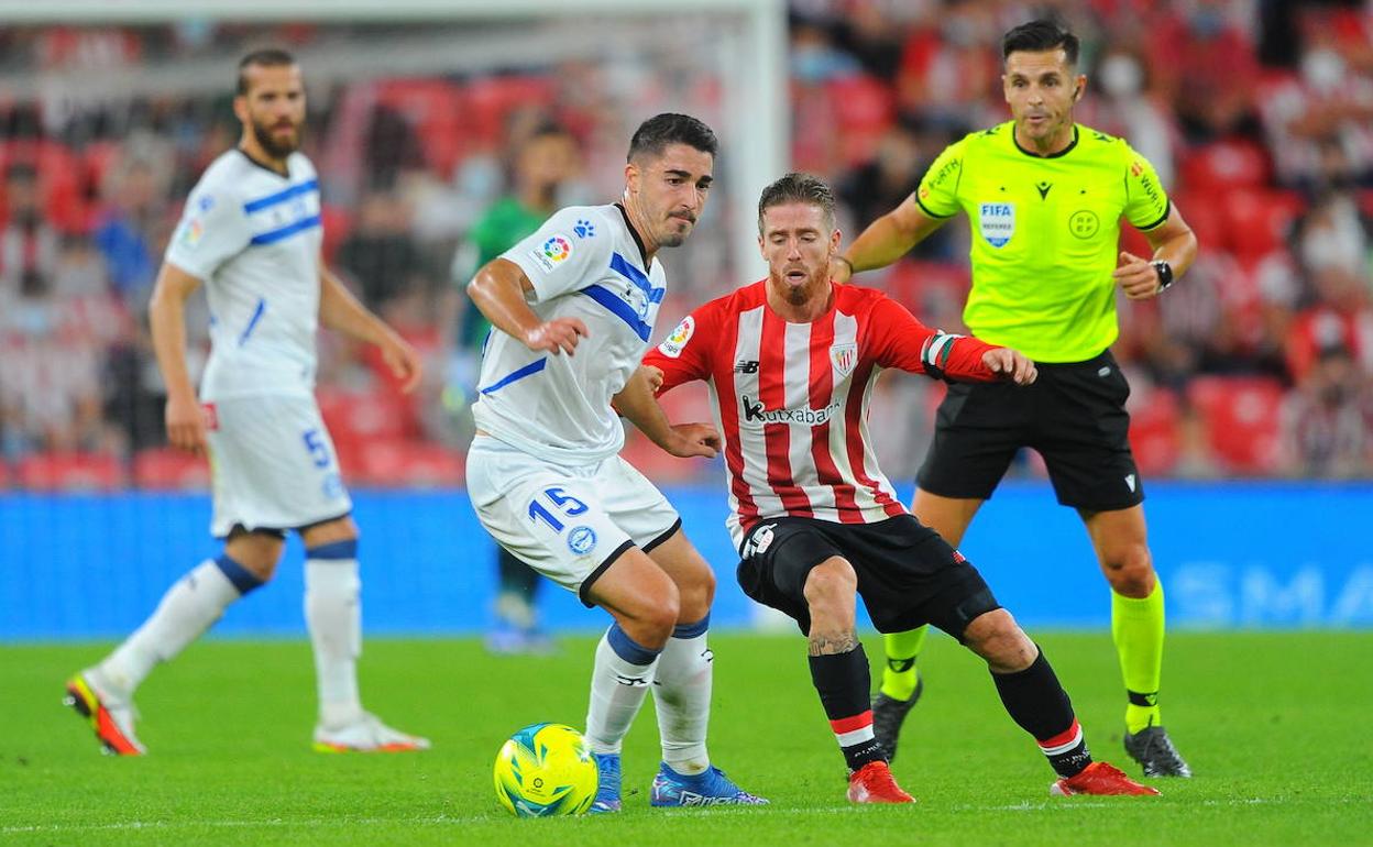 Toni Moya protege el balón ante Muniain. 