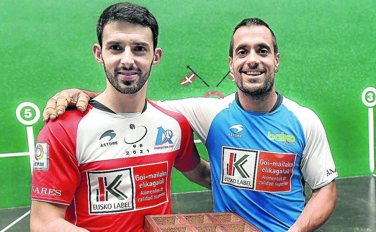 Altuna y Bengoetxea posan con el material seleccionado ayer en el Beotibar. 