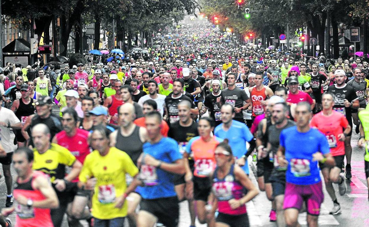 Miles de atletas corren por la Gran Vía, en la última edición celebrada. 
