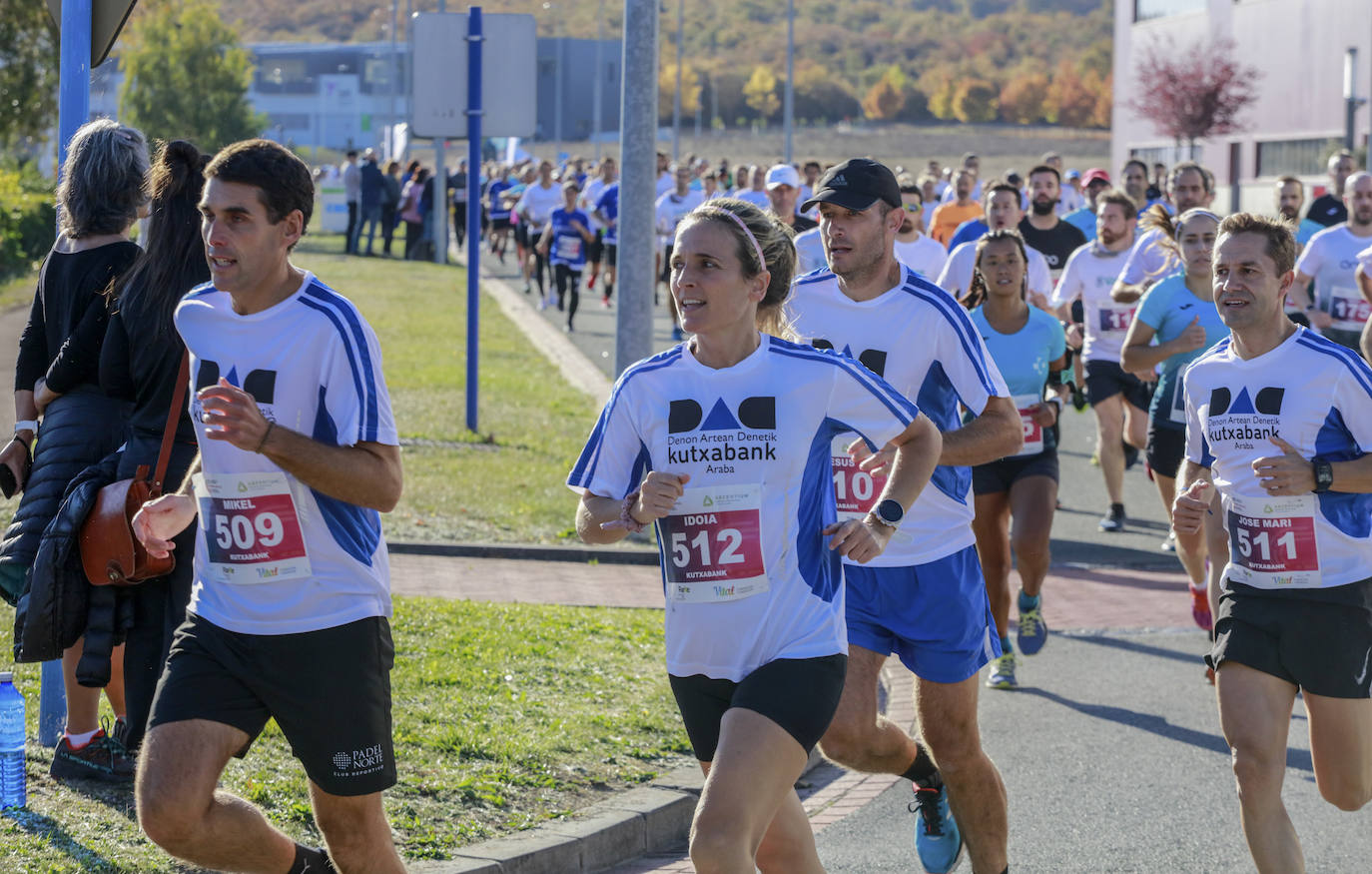 Fotos: Osakidetza gana en número la Carrera de Empresas