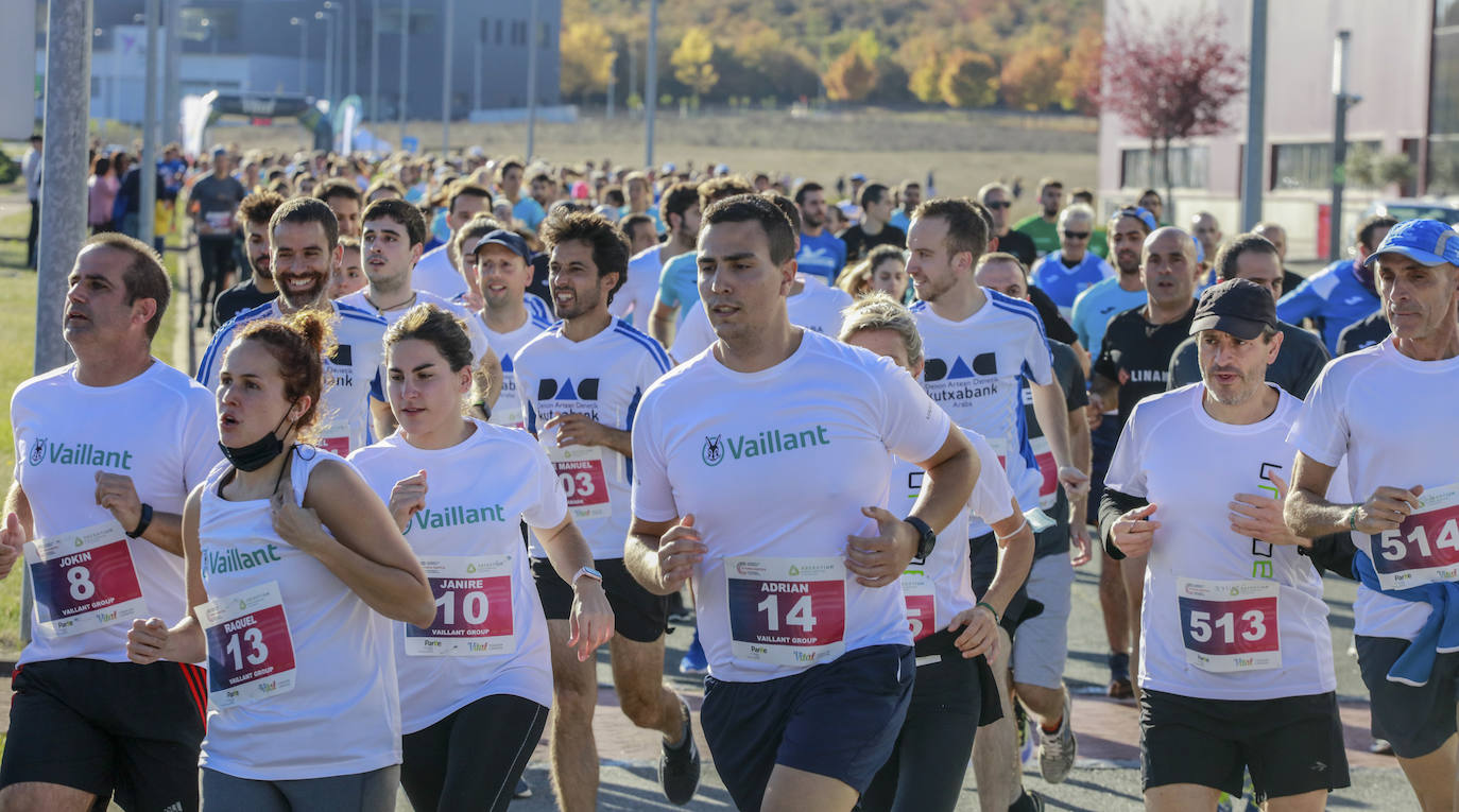 Fotos: Osakidetza gana en número la Carrera de Empresas