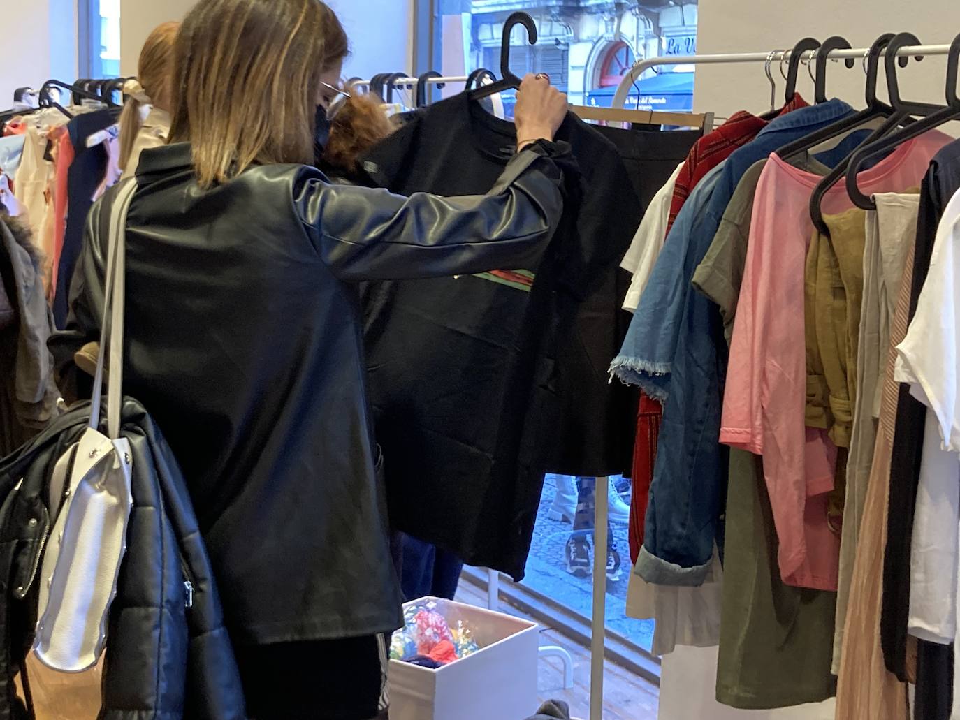 Fotos: Largas colas en la tienda efímera de Bilbao de Ibai Gómez e Ingrid Betancor con su propia ropa para ayudar a La Palma