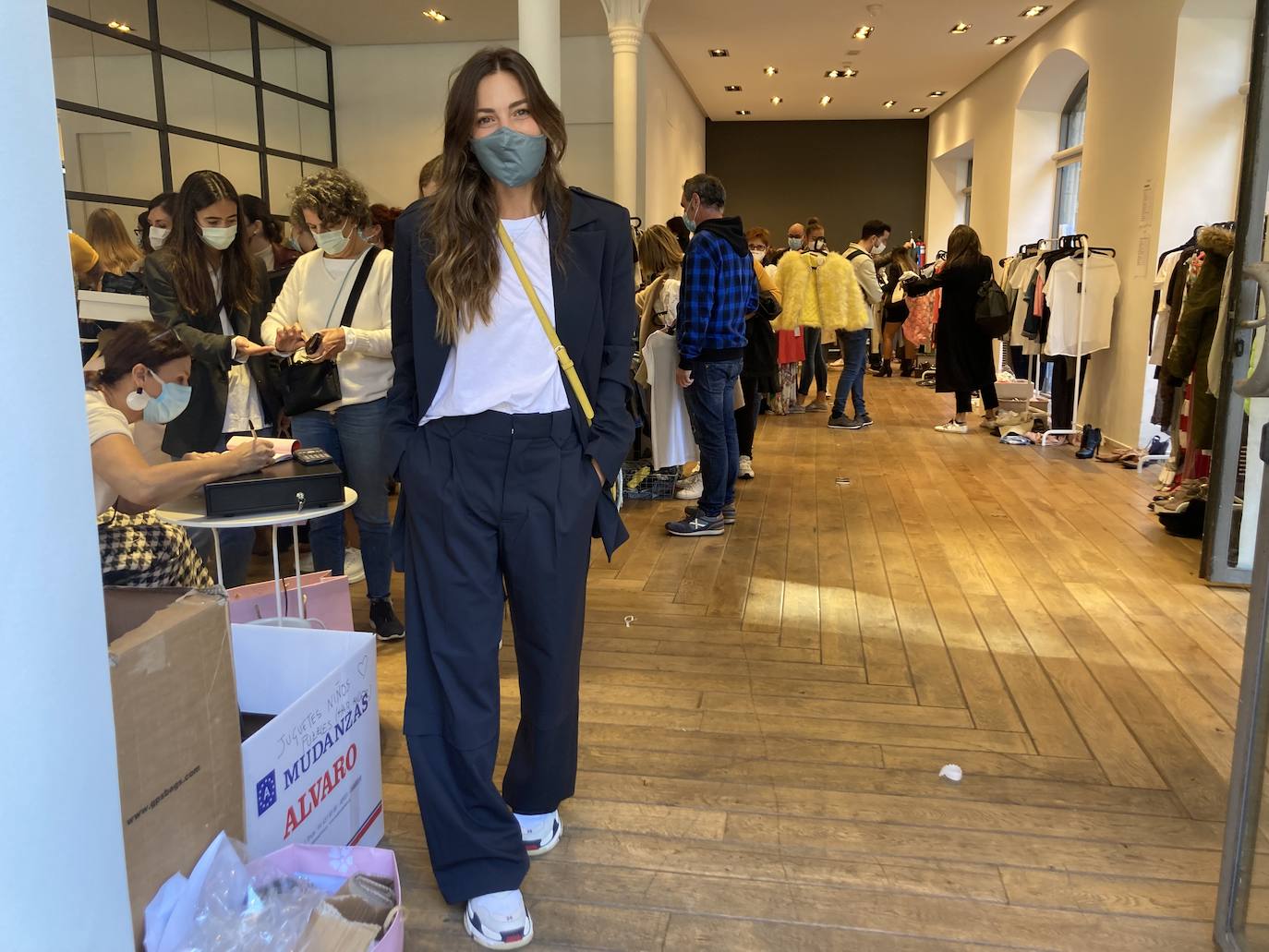 Fotos: Largas colas en la tienda efímera de Bilbao de Ibai Gómez e Ingrid Betancor con su propia ropa para ayudar a La Palma