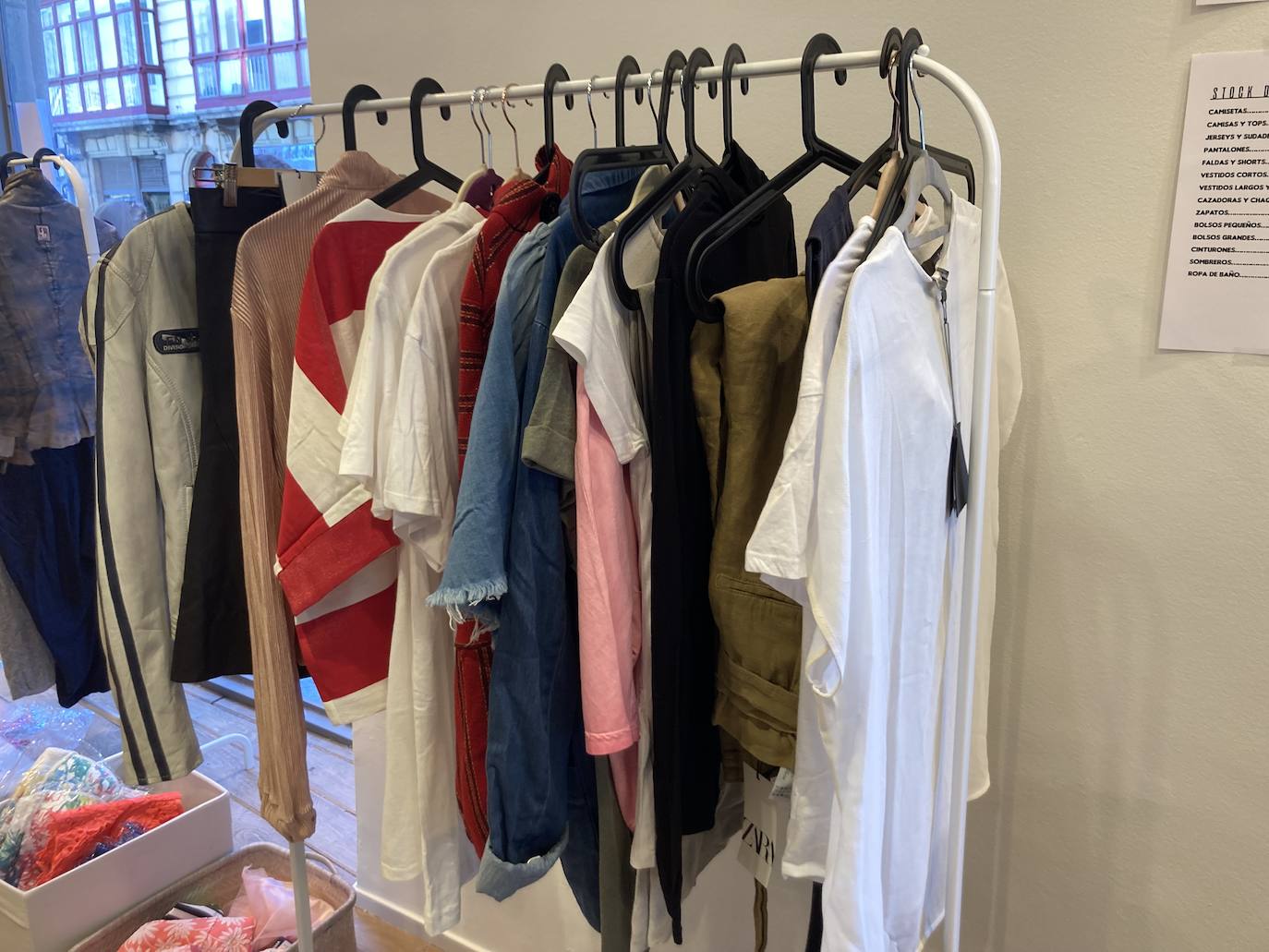 Fotos: Largas colas en la tienda efímera de Bilbao de Ibai Gómez e Ingrid Betancor con su propia ropa para ayudar a La Palma