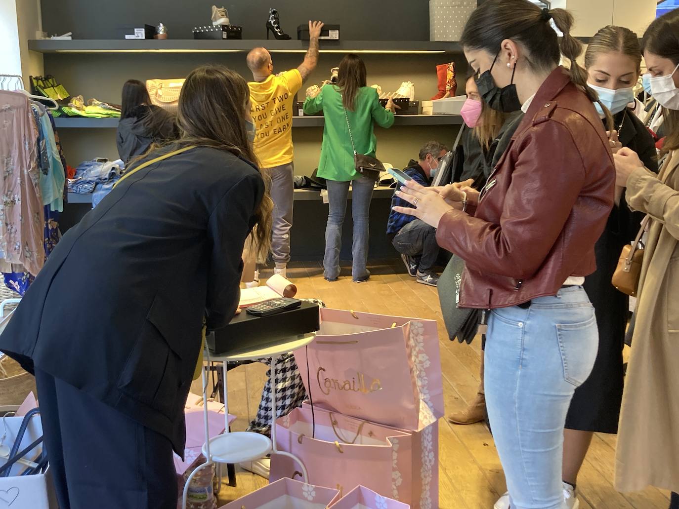 Fotos: Largas colas en la tienda efímera de Bilbao de Ibai Gómez e Ingrid Betancor con su propia ropa para ayudar a La Palma