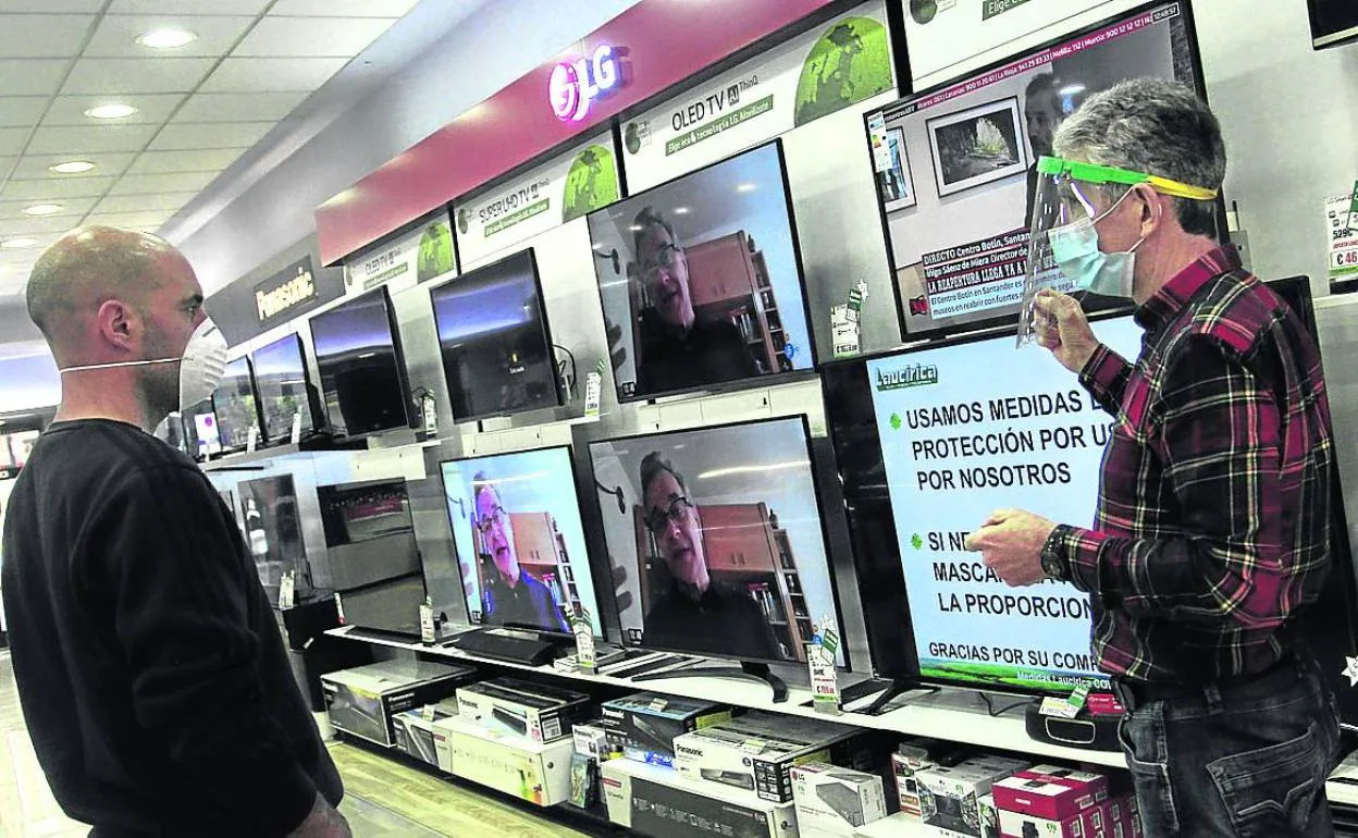 Un cliente comprando un televisor en Laucirica hace unos meses. 