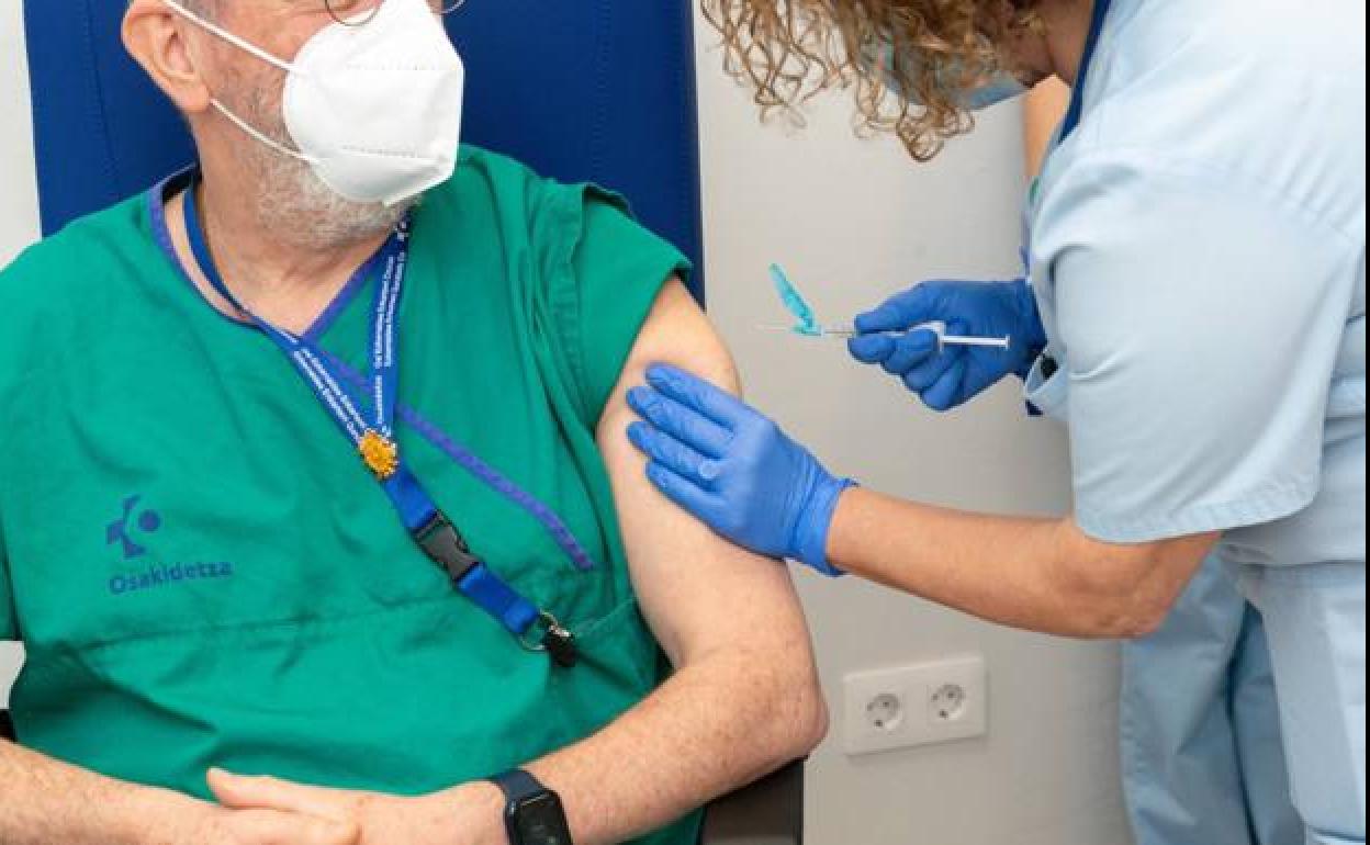 Un sanitario recibe la vacuna.