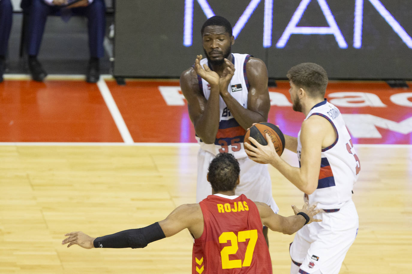 Fotos: Las mejores imágenes del UCAM Murcia - Baskonia