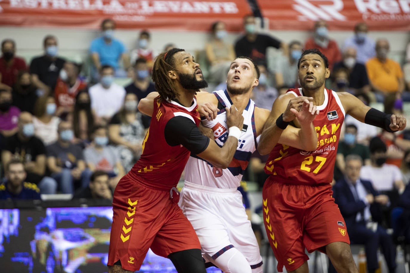 Fotos: Las mejores imágenes del UCAM Murcia - Baskonia