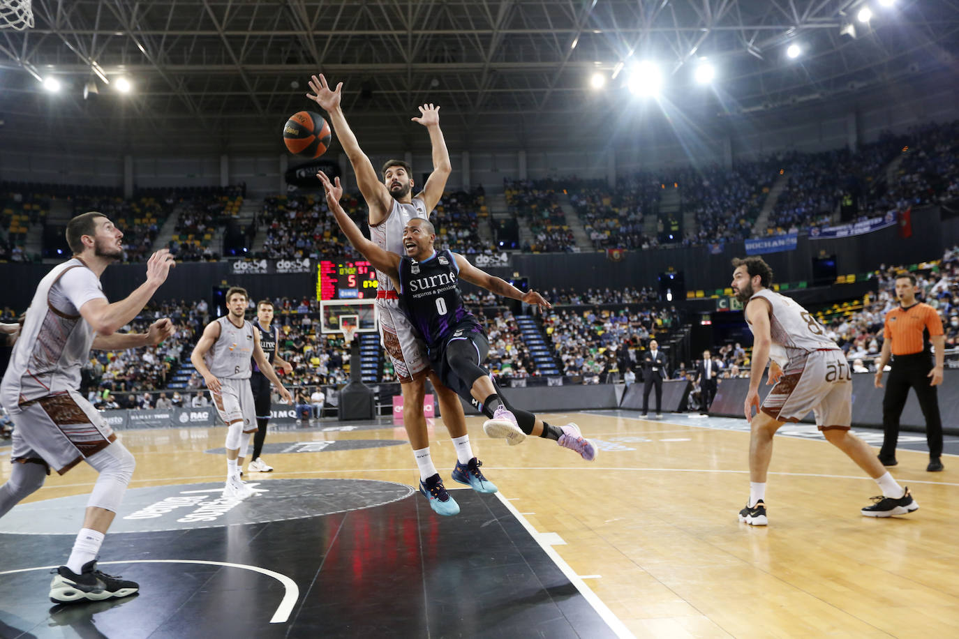Fotos: El Bilbao Basket consigue su segunda victoria consecutiva ante el San Pablo Burgos