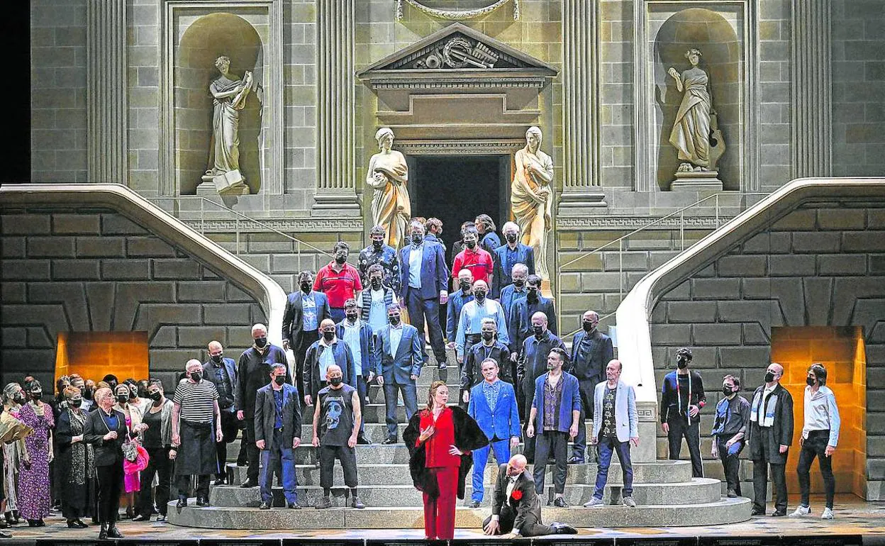 Rendido. El tenor Michael Fabiano (Hoffmann), de rodillas ante la soprano Jessica Pratt (en el papel de la cantante de ópera Stella). La escalera es un guiño al edificio de la Ópera Nacional de Burdeos. 