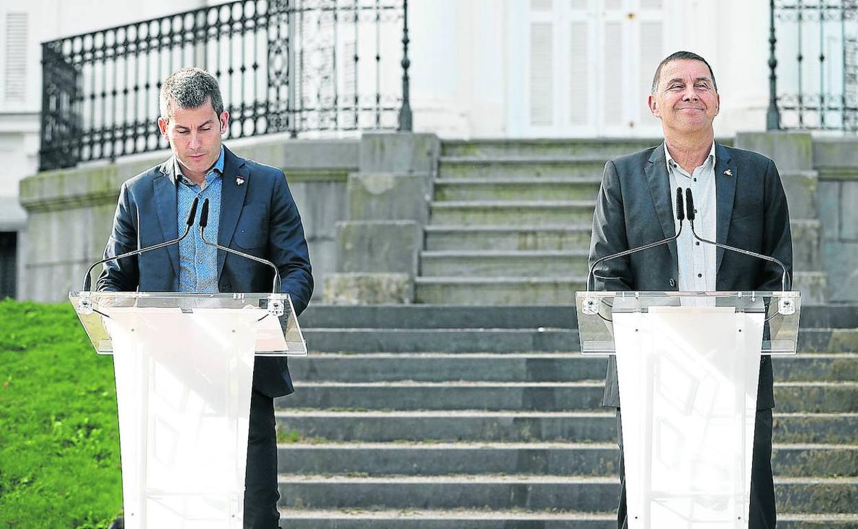 Satisfechos. Un Arnaldo Otegi muy sonriente compareció el pasado lunes en el Palacio de Aiete junto al líder de Sortu, Arkaitz Rodríguez, para leer la declaración sobre el décimo aniversario del fin de la violencia de ETA. 
