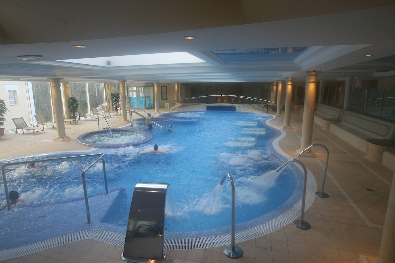 Balneario de Puente Viesgo, Cantabria -Puntuación (7.6/10)- | A escasos 28 kilómetros de Santander, en la pequeña localidad de Puente Viesgo, está el tercer balneario de la lista de Holidu. Un complejo termal "que proporciona desde alojamiento, pasando por la mejor gastronomía y por la mejor experiencia con baños relajantes y tratamientos de lo más inverosímiles", destacan desde el portal. Ofrecen, entre otros, fangoterapia, rituales de relax y belleza, tratamientos faciales o un ritual ártico inspirado en los increíbles paisajes de hielo y nieve.