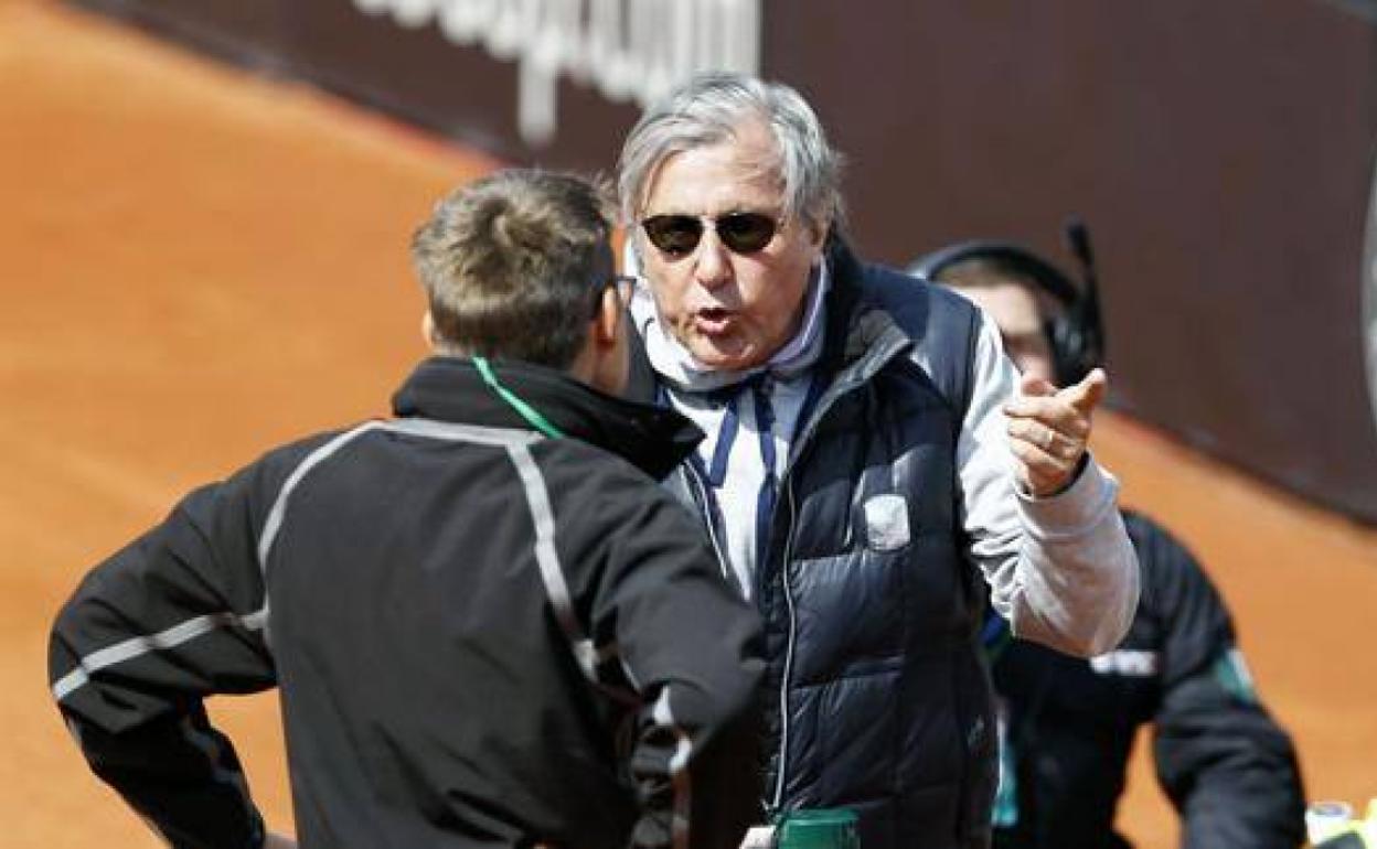 Nastase, en el momento en el que fue expulsado.