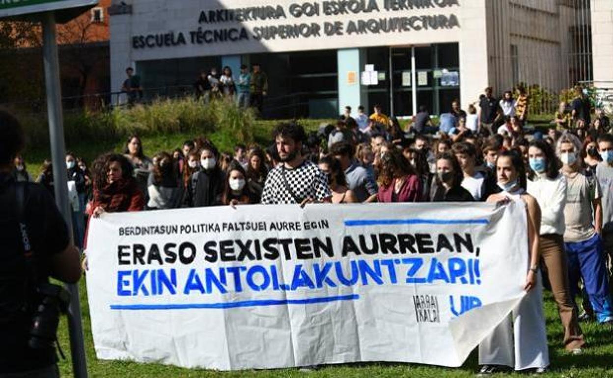Concentración de repulsa tras conocerse que el profesor enseño el pene en clase. 