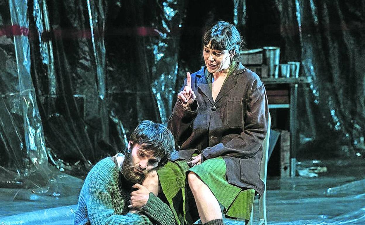Belén Cuesta junto a Ricardo Gómez, quien da vida a su hermano menor en la obra de McDonagh. 
