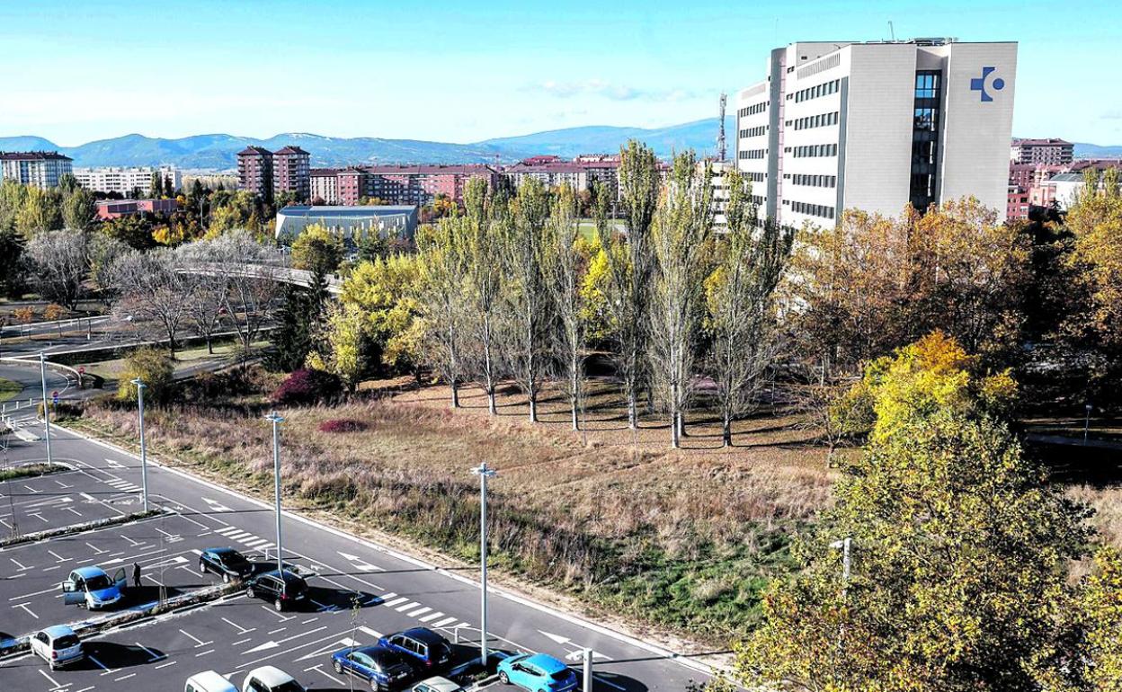 La parcela está entre las calles Leandro de Viana, Beato Tomás de Zumárraga y Avenida de Zabalgana.