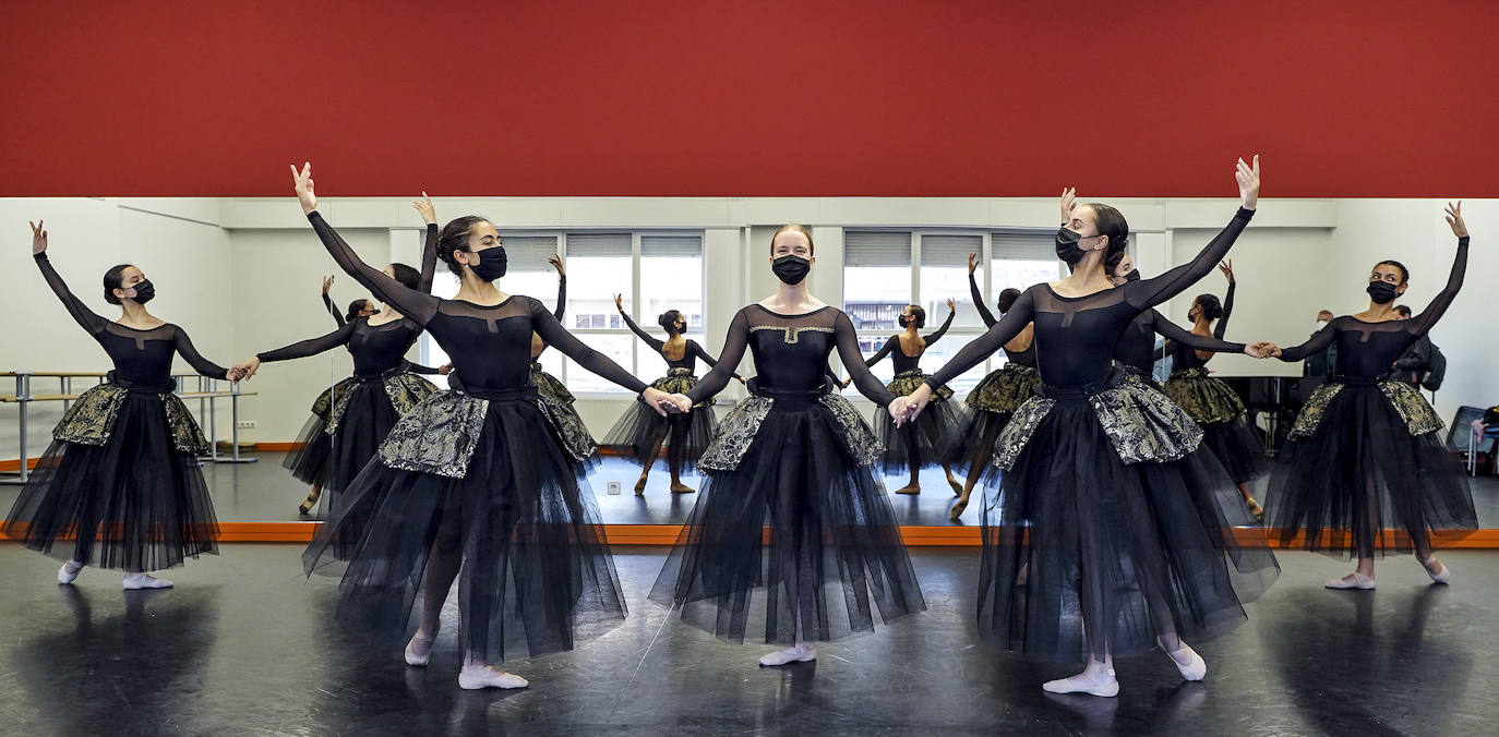 Fotos: Siete alumnas del Conservatorio de Danza José Uruñuela actuarán el lunes en San Petersburgo