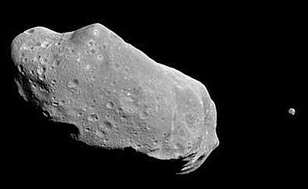 El asteroide 243 Ida y su luna, fotografiados por la sonda 'Galileo'. 