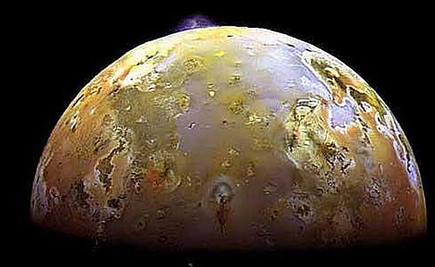 Erupción en Ío, el objeto más activo geológicamente del Sistema Solar.